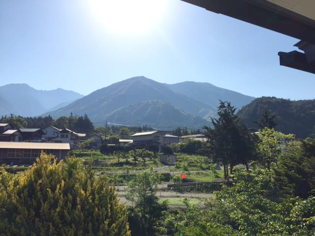 一斉に緑が芽吹いた木曽の山