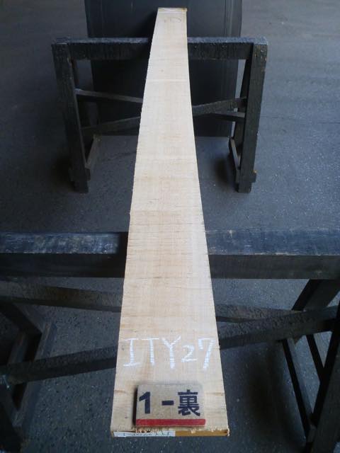 イタヤカエデ　27ミリ 柾目板